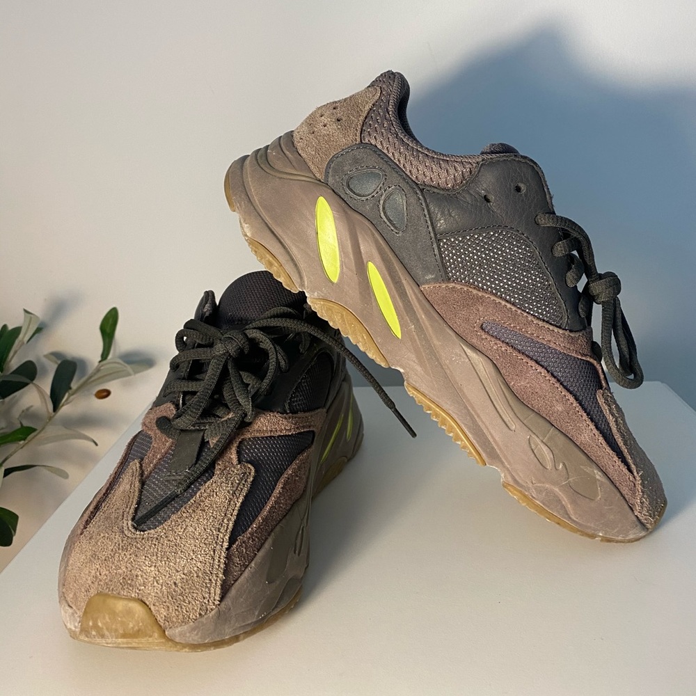 Yeezy 700 Mauve, Size 6